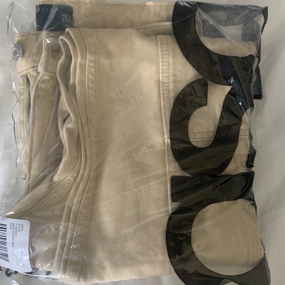 ASOS Low-rise flare jeans in beige - Picture 3 of 3